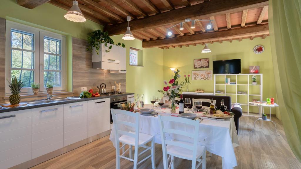 A kitchen or kitchenette at Ai Due Cuori 4, Emma Villas