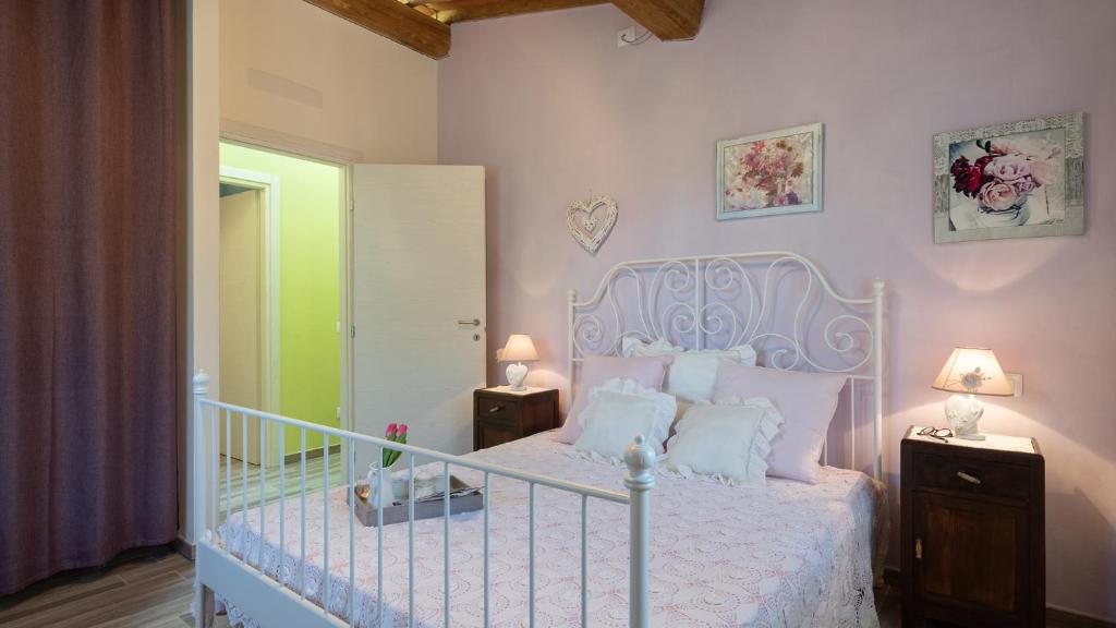 A bed or beds in a room at Ai Due Cuori 4, Emma Villas