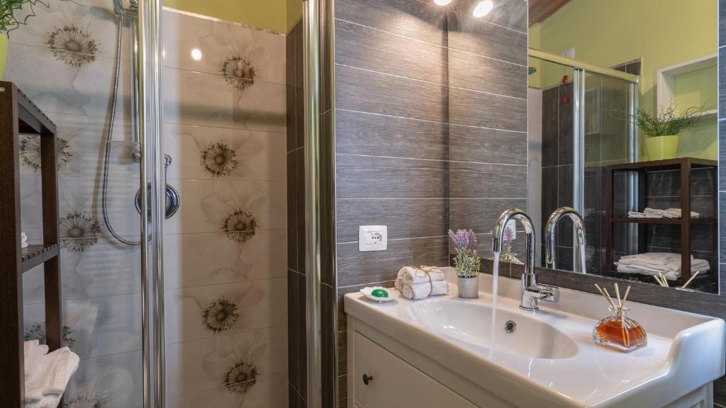 A bathroom at Ai Due Cuori 4, Emma Villas