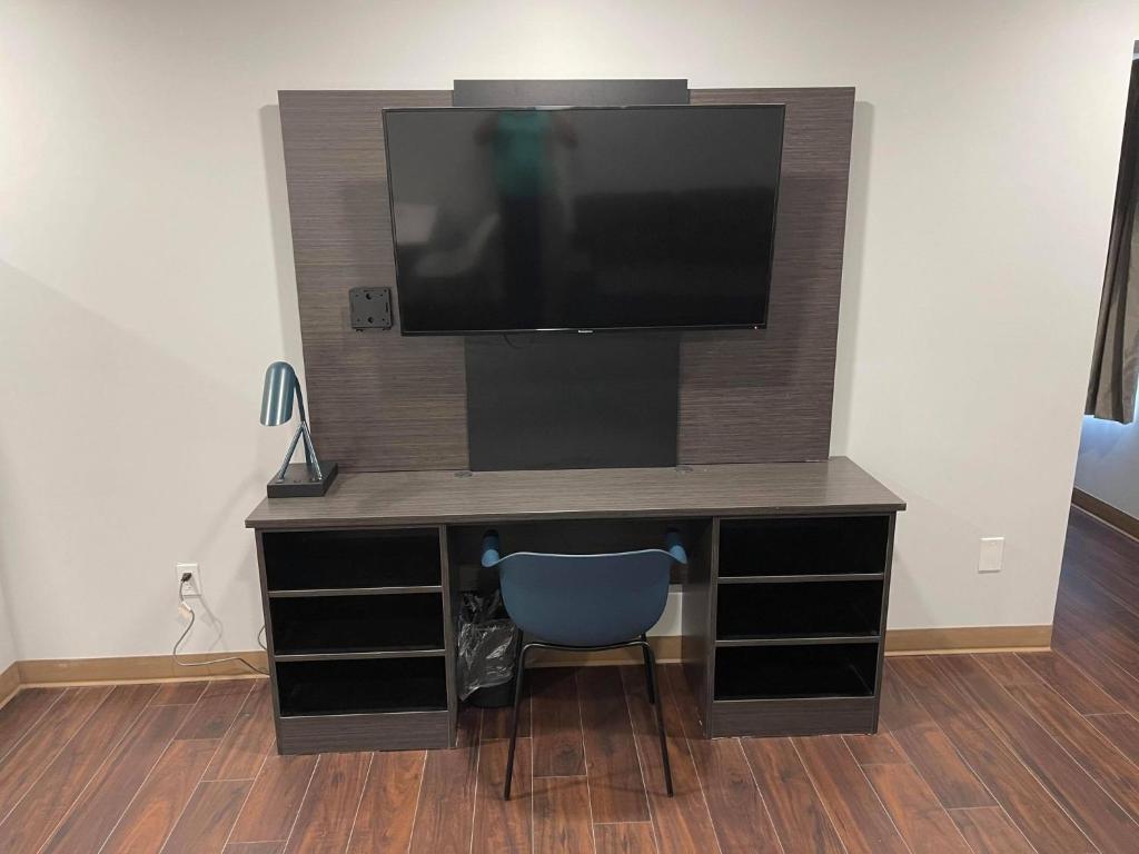 TV a/nebo společenská místnost v ubytování Studio 6 Peoria IL