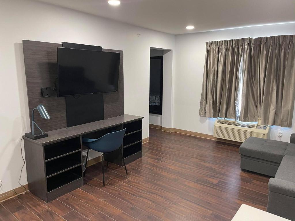 TV a/nebo společenská místnost v ubytování Studio 6 Peoria IL