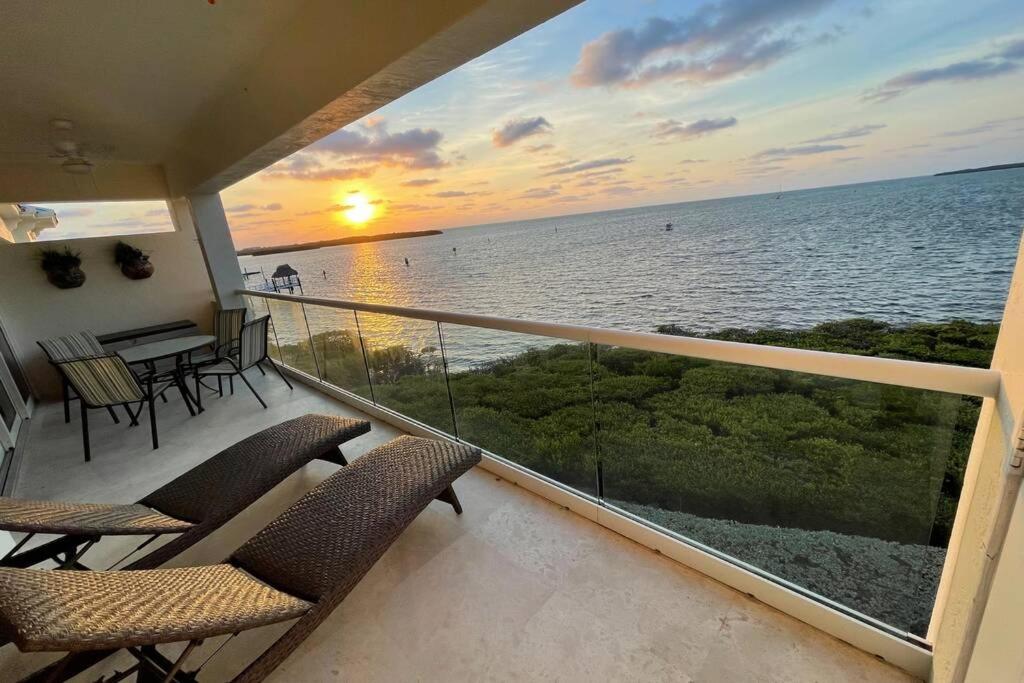 balcone con sedie e vista sull'oceano di LICENSED Mgr - LUXURY VIP PENTHOUSE SUITE - OFFERS RESORTS BEST PANORAMIC OCEAN VIEWS! a Key Largo