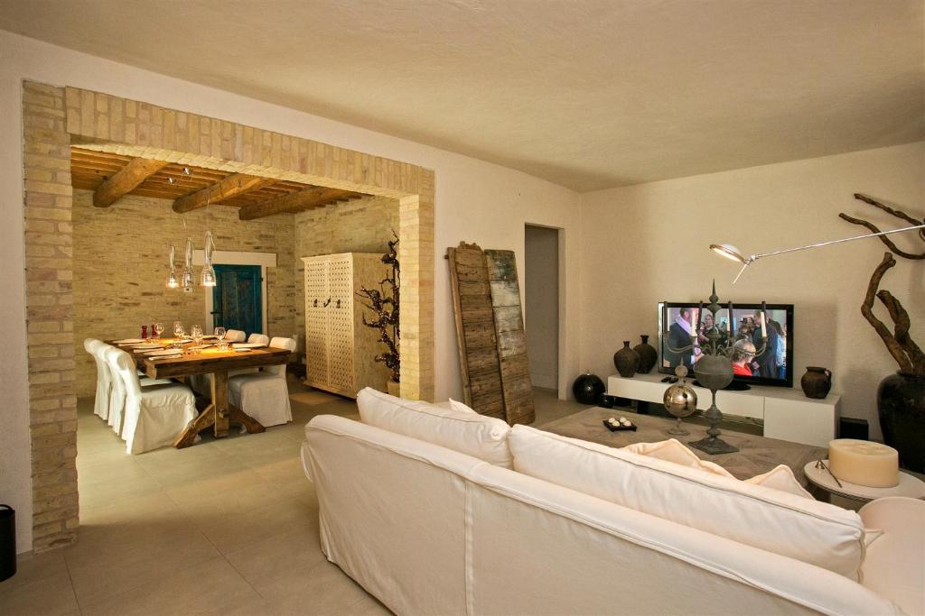 Televízia a/alebo spoločenská miestnosť v ubytovaní Casa Angela 6, Emma Villas