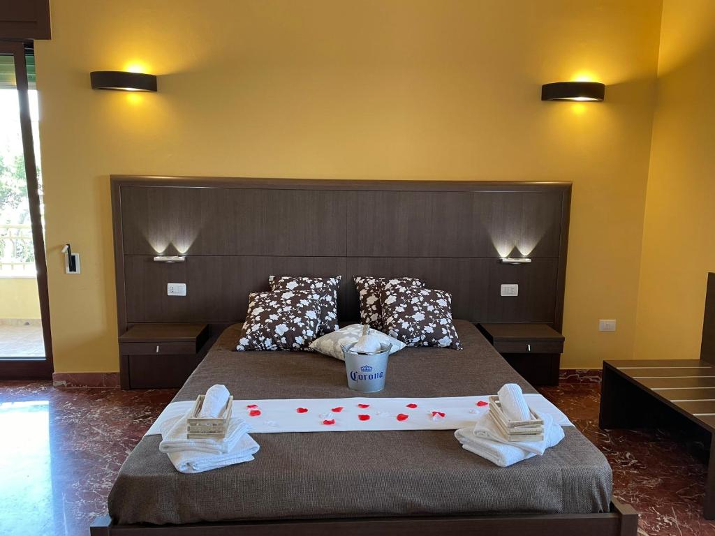 ガリポリにあるDimora Cassiopeaのベッドルーム1室(大型ベッド1台、タオル付)