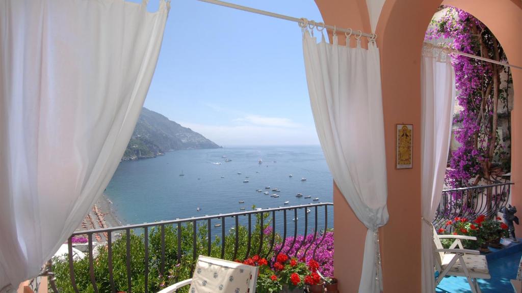 Habitación con balcón con vistas al agua. en CASA MARIA 6&2, Emma Villas, en Positano