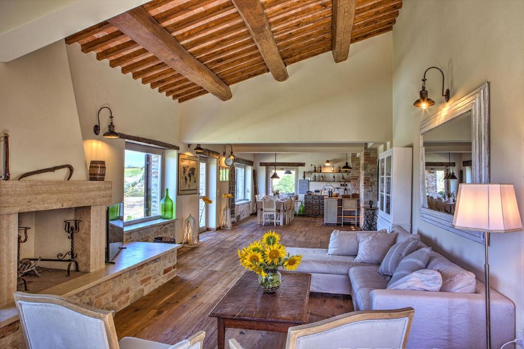 A seating area at CASALE DEI GELSOMINI 8, Emma Villas