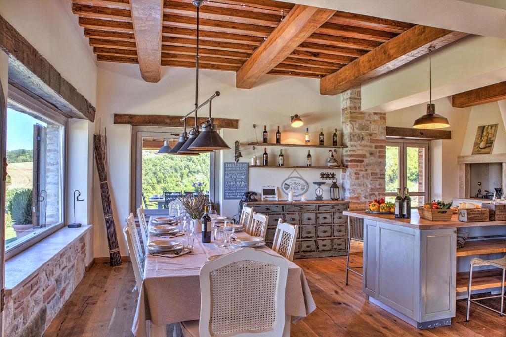 A kitchen or kitchenette at CASALE DEI GELSOMINI 8, Emma Villas