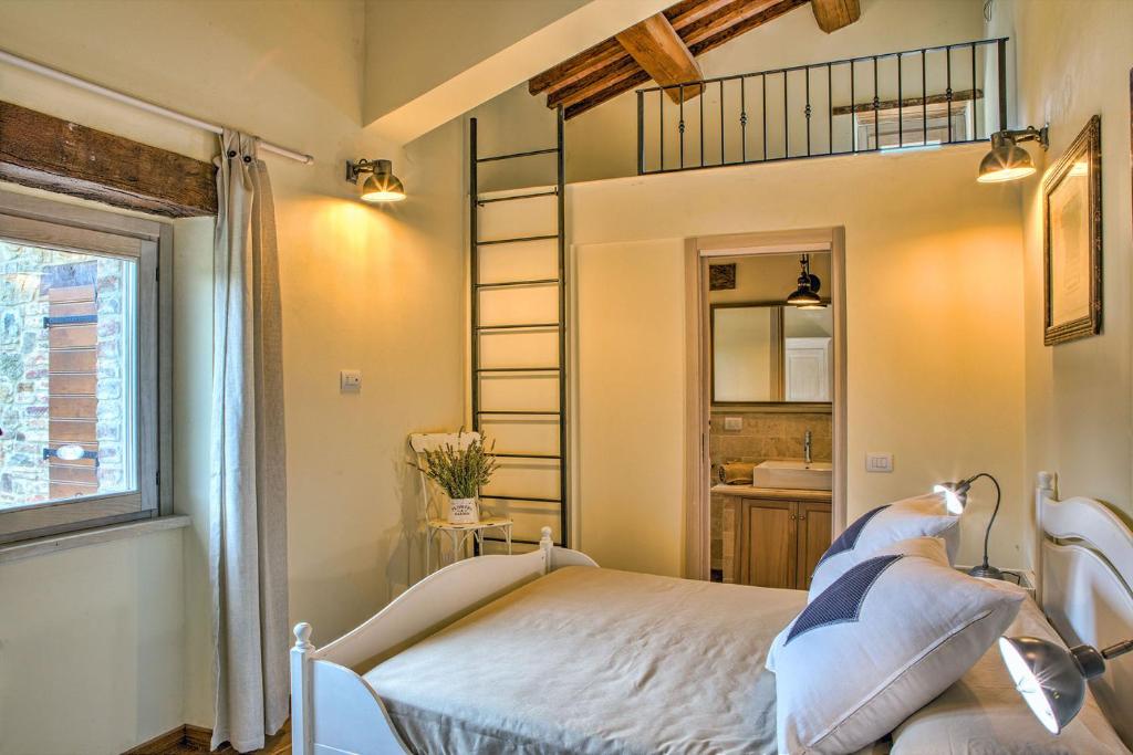 A bed or beds in a room at CASALE DEI GELSOMINI 8, Emma Villas