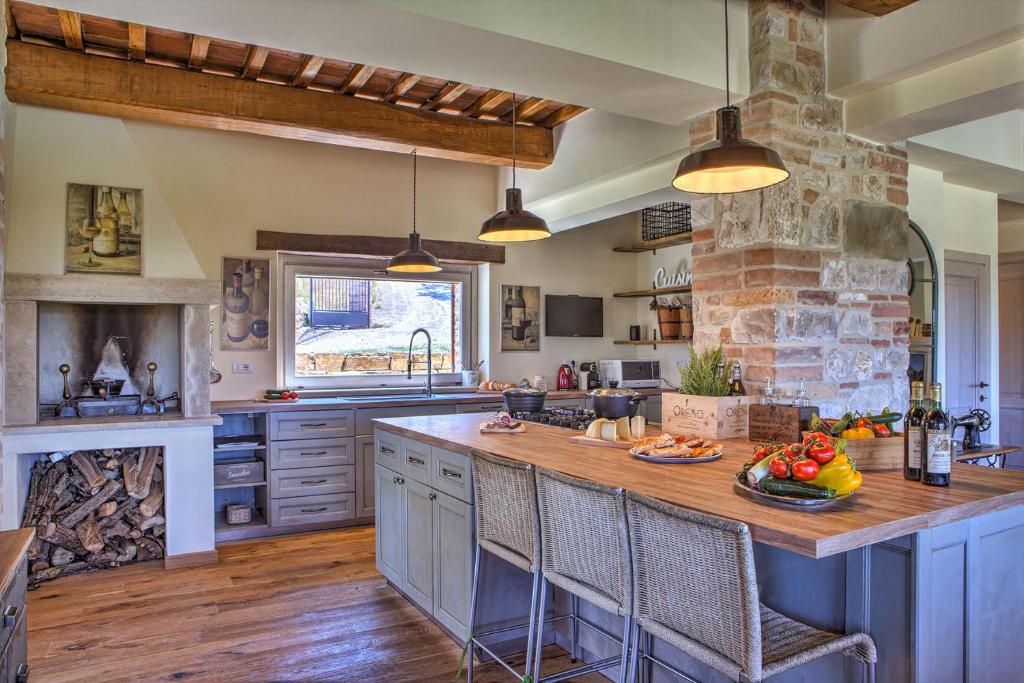 A kitchen or kitchenette at CASALE DEI GELSOMINI 8, Emma Villas