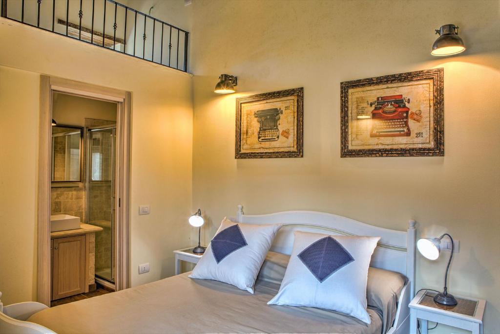 A bed or beds in a room at CASALE DEI GELSOMINI 8, Emma Villas