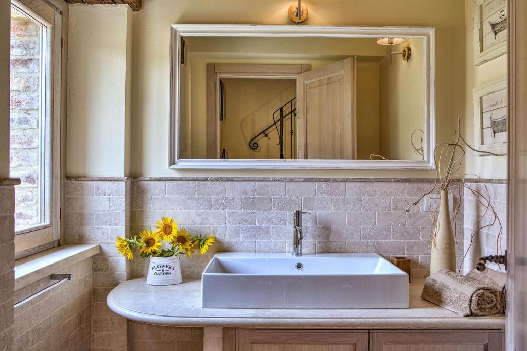 A bathroom at CASALE DEI GELSOMINI 8, Emma Villas
