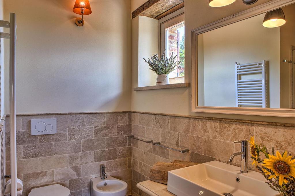 A bathroom at CASALE DEI GELSOMINI 8, Emma Villas