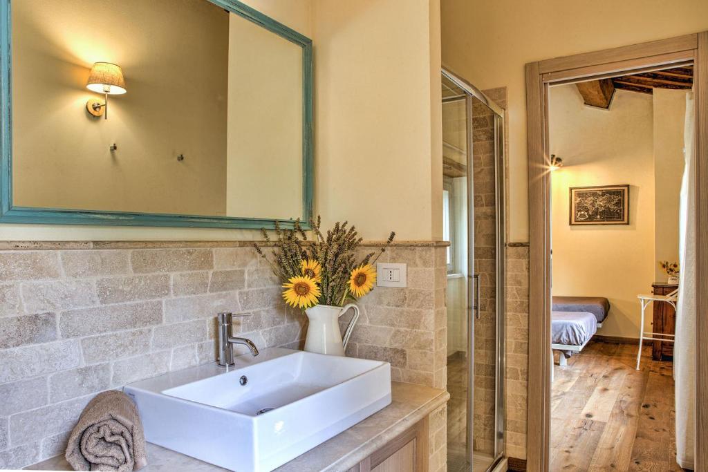 A bathroom at CASALE DEI GELSOMINI 8, Emma Villas