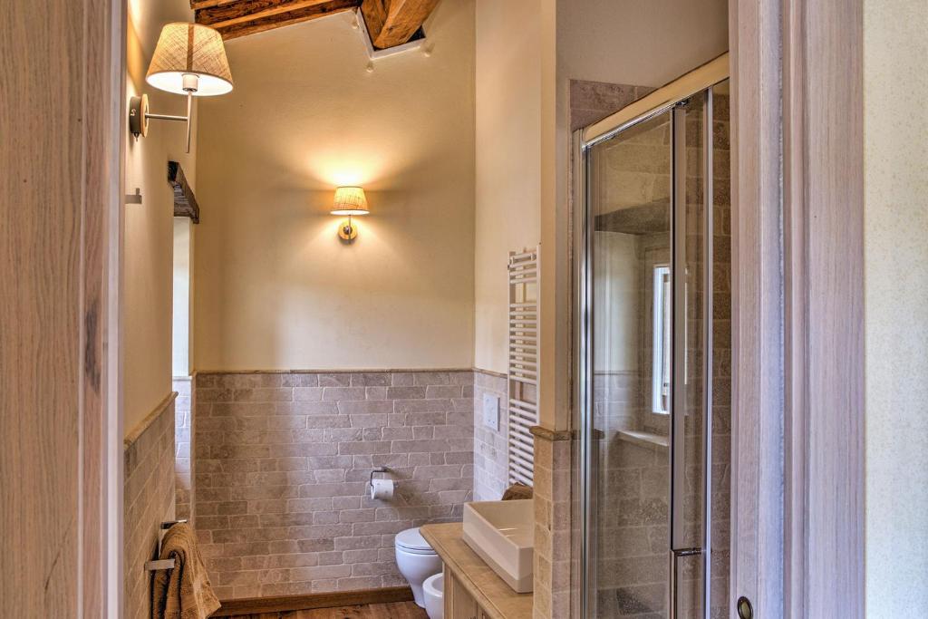 A bathroom at CASALE DEI GELSOMINI 8, Emma Villas