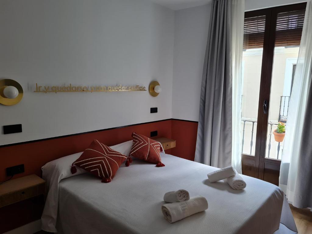 A bed or beds in a room at Cálamo Guesthouse