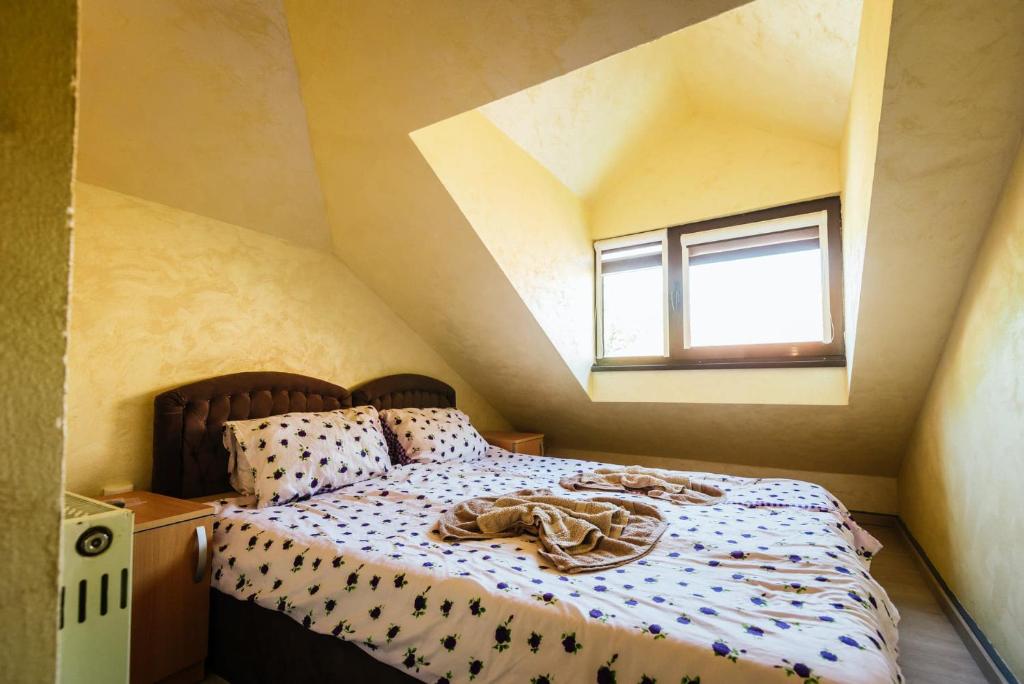 Letto o letti in una camera di ATOS Srebrno jezero - Villa and Restaurant