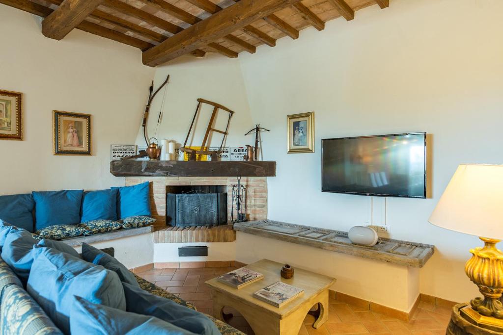 Televízia a/alebo spoločenská miestnosť v ubytovaní CASALE MONTEGIOVI 6, Emma Villas