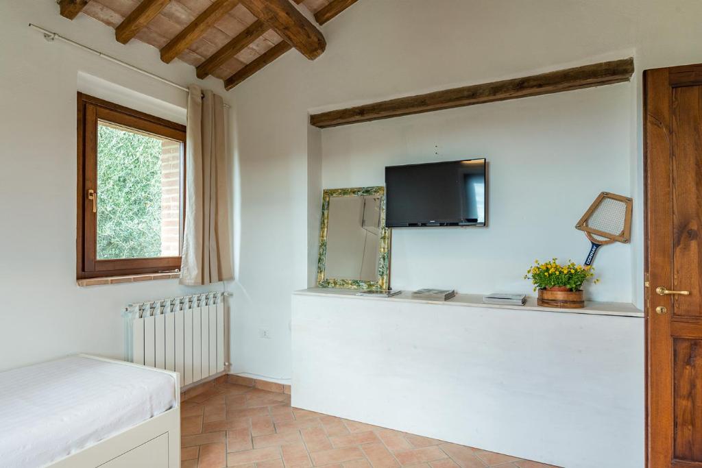 Televízia a/alebo spoločenská miestnosť v ubytovaní CASALE MONTEGIOVI 6, Emma Villas