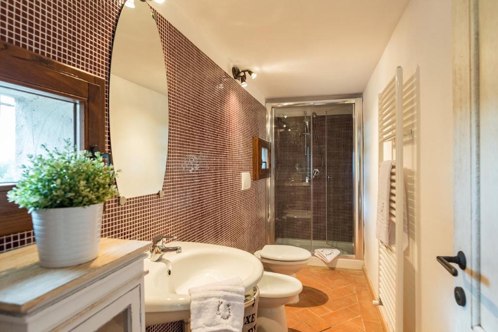 Kúpeľňa v ubytovaní CASALE MONTEGIOVI 6, Emma Villas