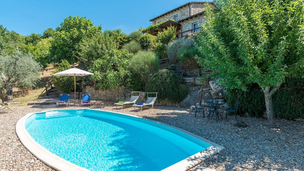 a swimming pool in the yard of a house at CASALE SALLY 6, Emma Villas in Baschi