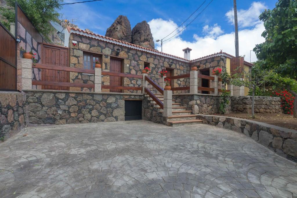 une maison en pierre avec une allée en pierre dans l'établissement Casa Rural Ayacata, à San Bartolomé