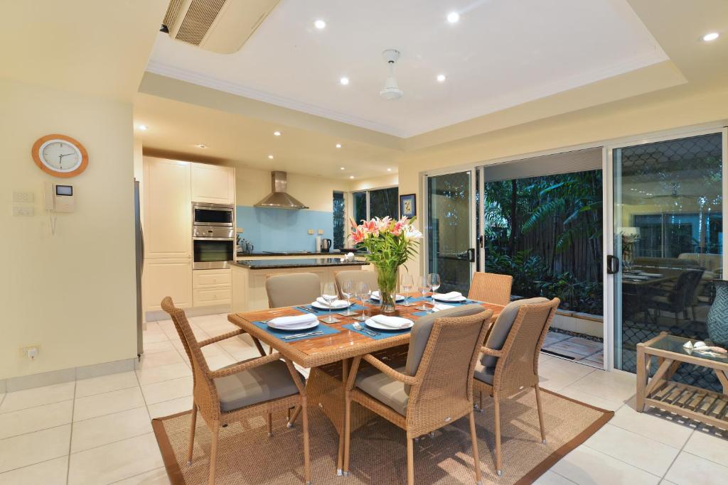 Kuchyň nebo kuchyňský kout v ubytování Reef Villa Port Douglas