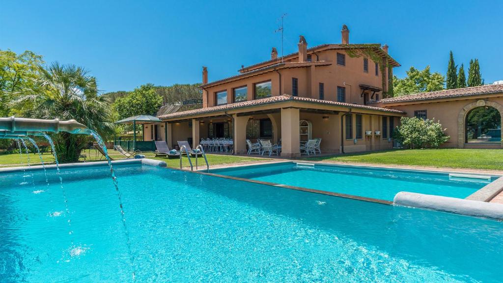 uma grande piscina em frente a uma casa em Country House Montepietraia E San Martino 18, Emma Villas em Sutri