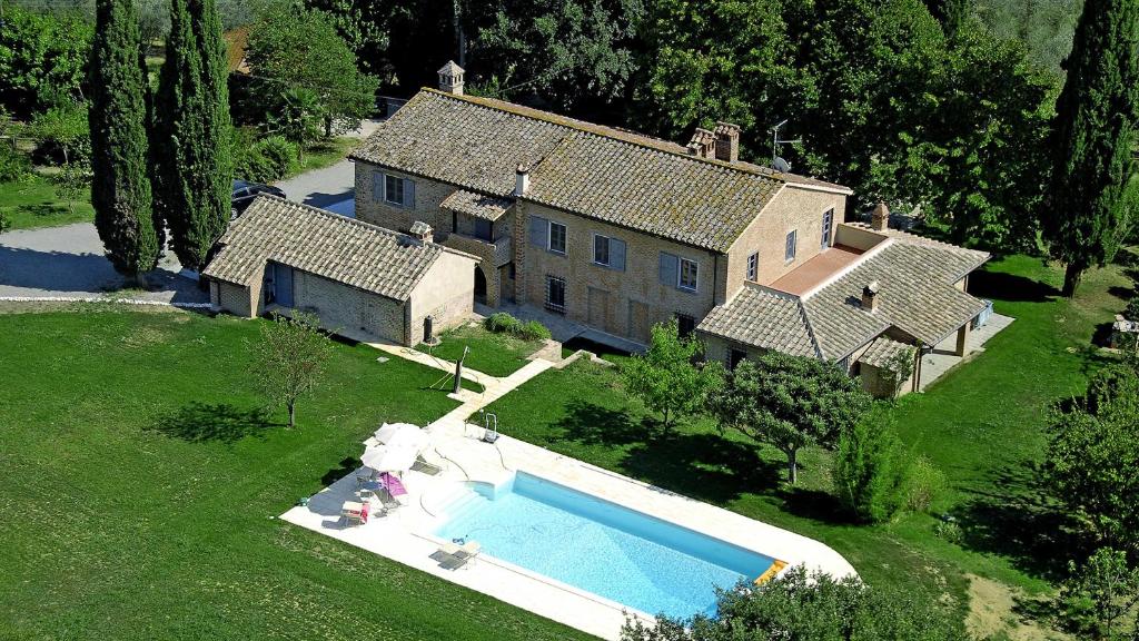 eine Luftansicht eines Hauses mit Pool in der Unterkunft Dimora Rovena 24, Emma Villas in Castiglione del Lago