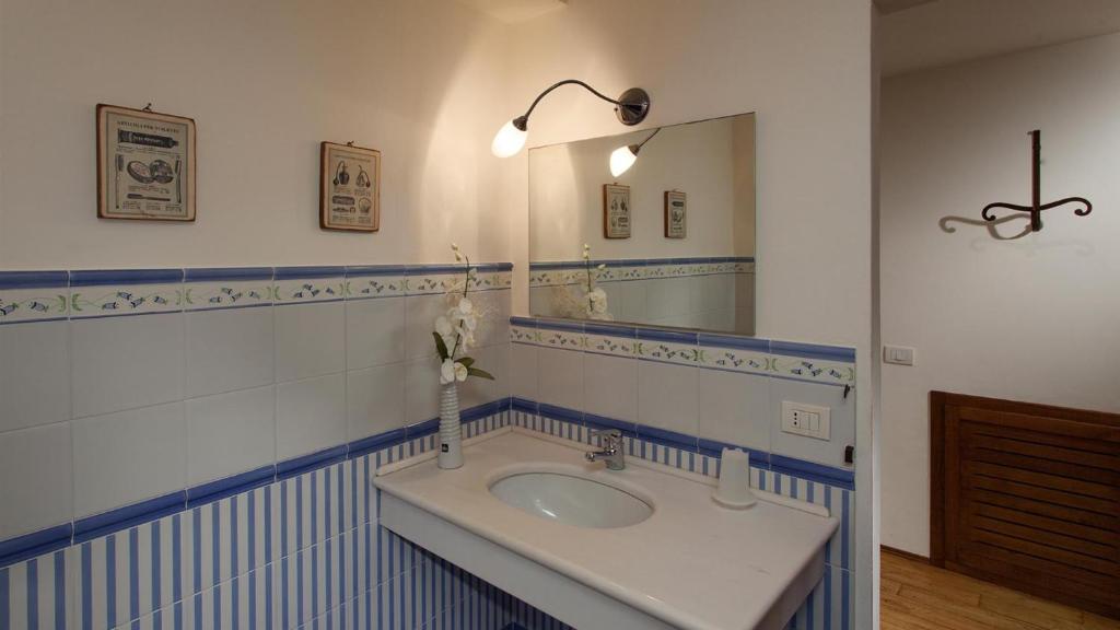 Kúpeľňa v ubytovaní IL BORGO 16, Emma Villas