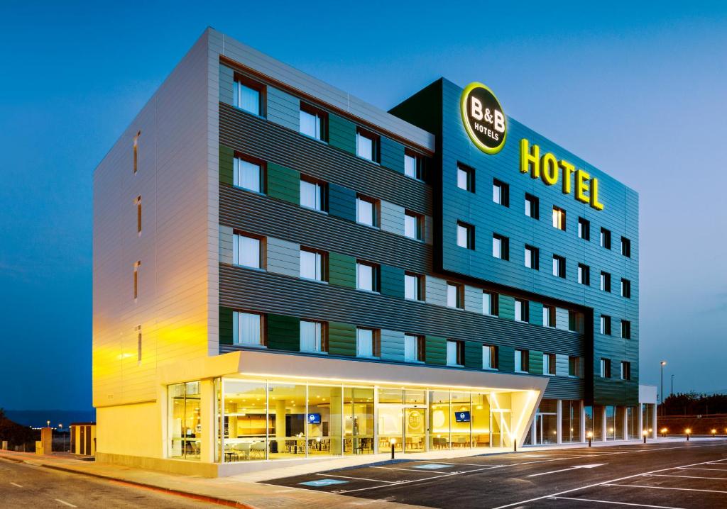 un hôtel avec un panneau sur le côté d'un bâtiment dans l'établissement B&B HOTEL Murcia, à Murcie