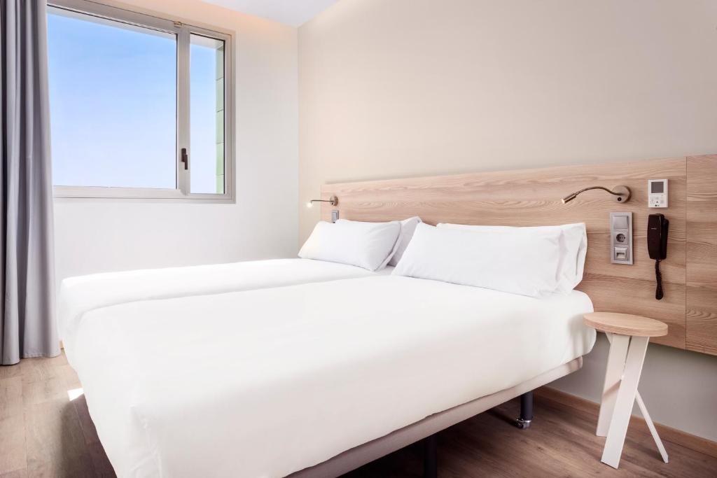 Cama o camas de una habitación en B&B HOTEL Murcia