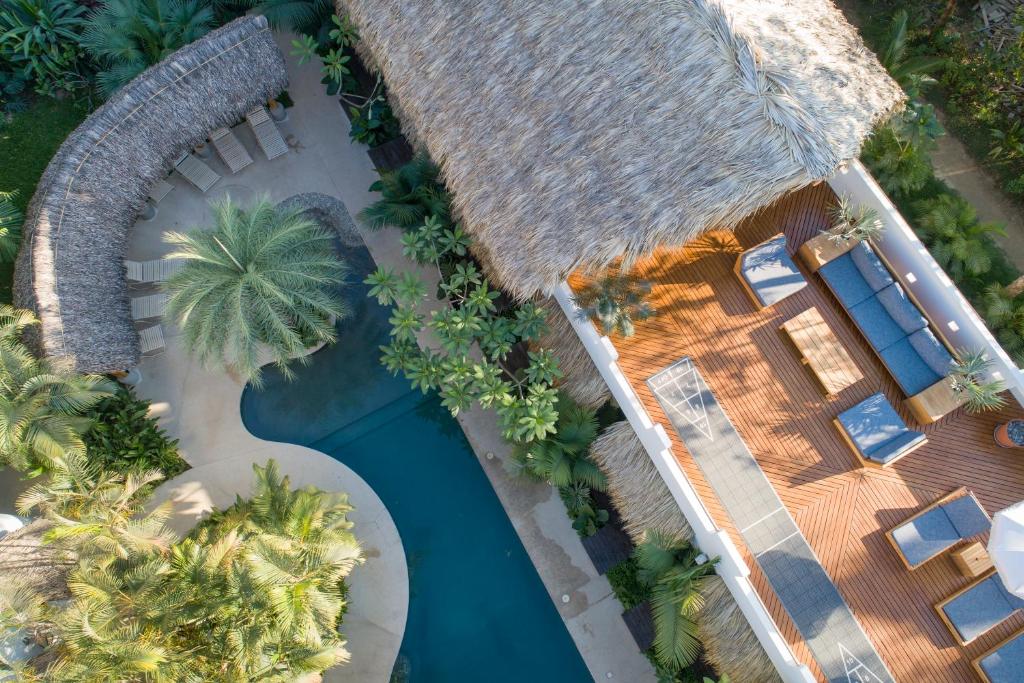uma vista panorâmica de um resort com uma piscina em The Nomadic Hotel em Nosara