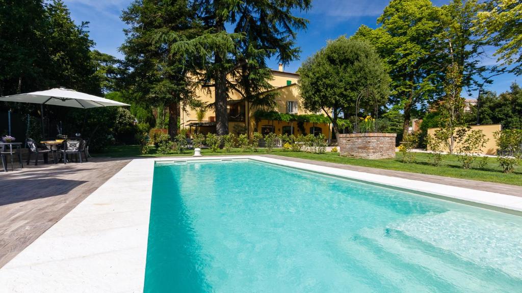 una piscina en el patio trasero de una casa en La Casa Di Nanì 8, Emma Villas, en Forlì