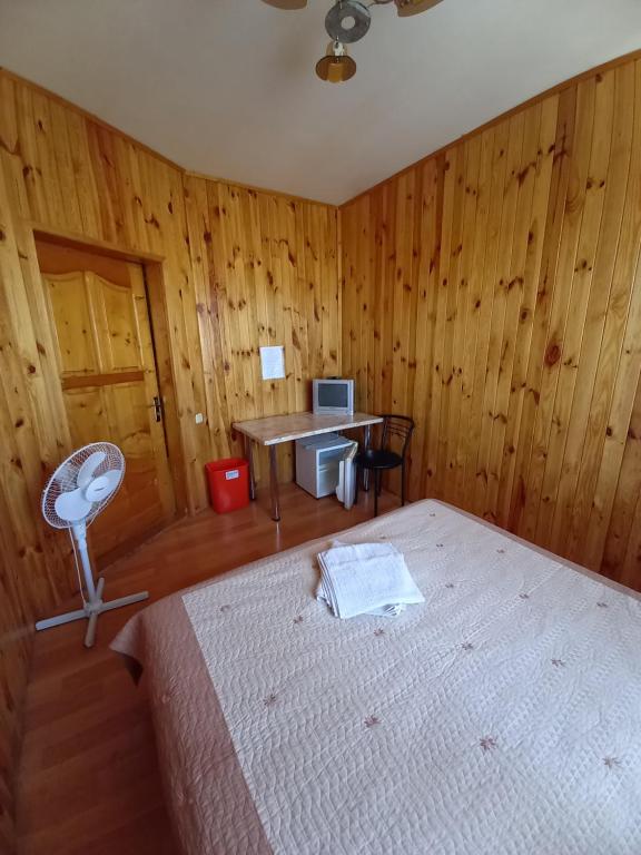Postel nebo postele na pokoji v ubytování Бирюза