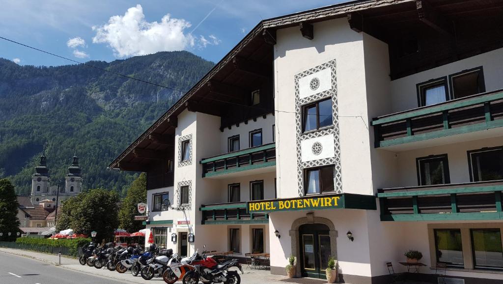 un edificio con motocicletas estacionadas frente a él en Hotel Garni Botenwirt, en Spital am Pyhrn