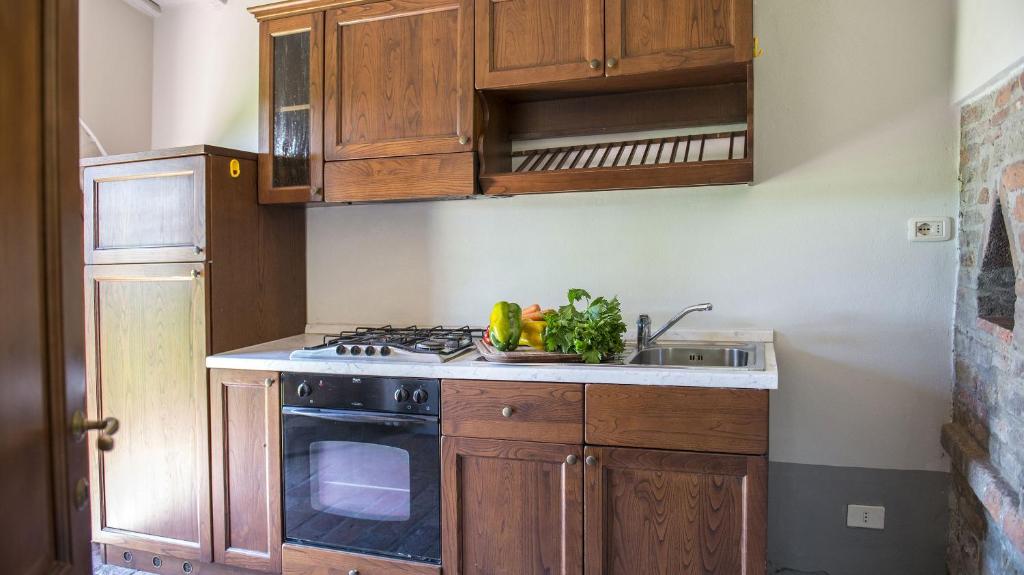 A kitchen or kitchenette at Le Caselle 26, Emma Villas