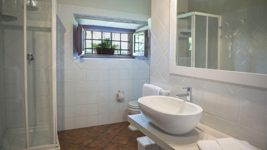 A bathroom at Le Caselle 26, Emma Villas