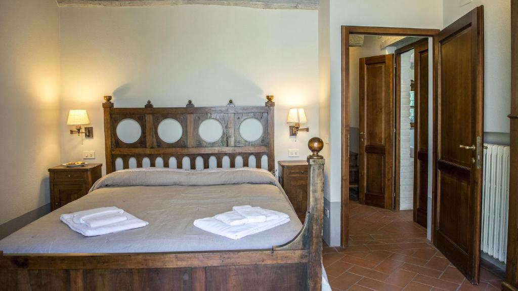A bed or beds in a room at Le Caselle 26, Emma Villas