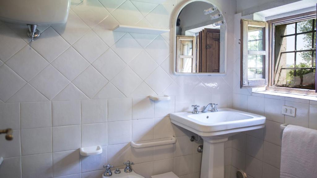 A bathroom at Le Caselle 26, Emma Villas