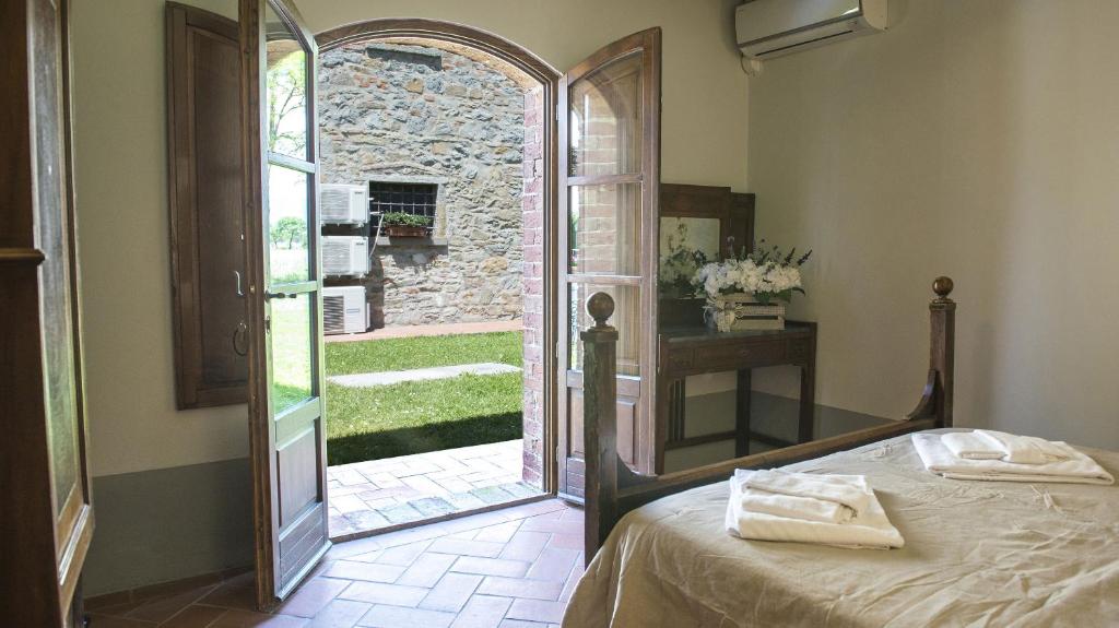 A bed or beds in a room at Le Caselle 26, Emma Villas