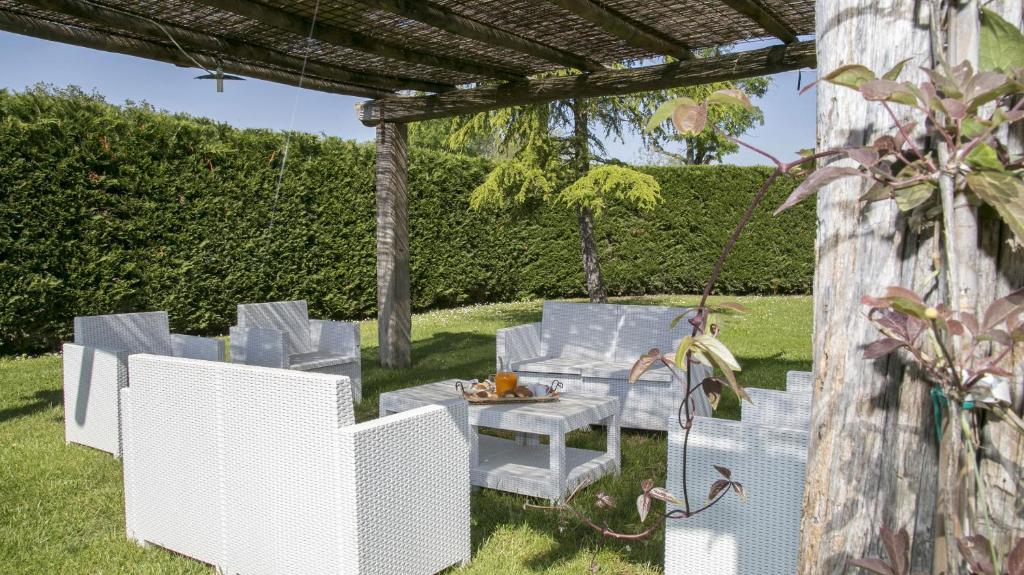 A garden outside Le Caselle 26, Emma Villas