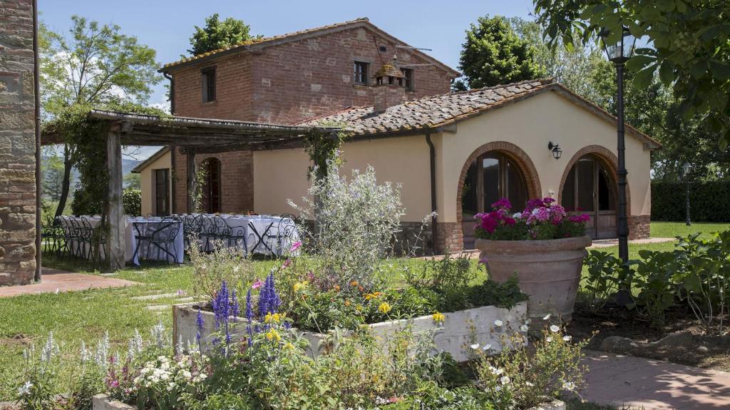 A garden outside Le Caselle 26, Emma Villas