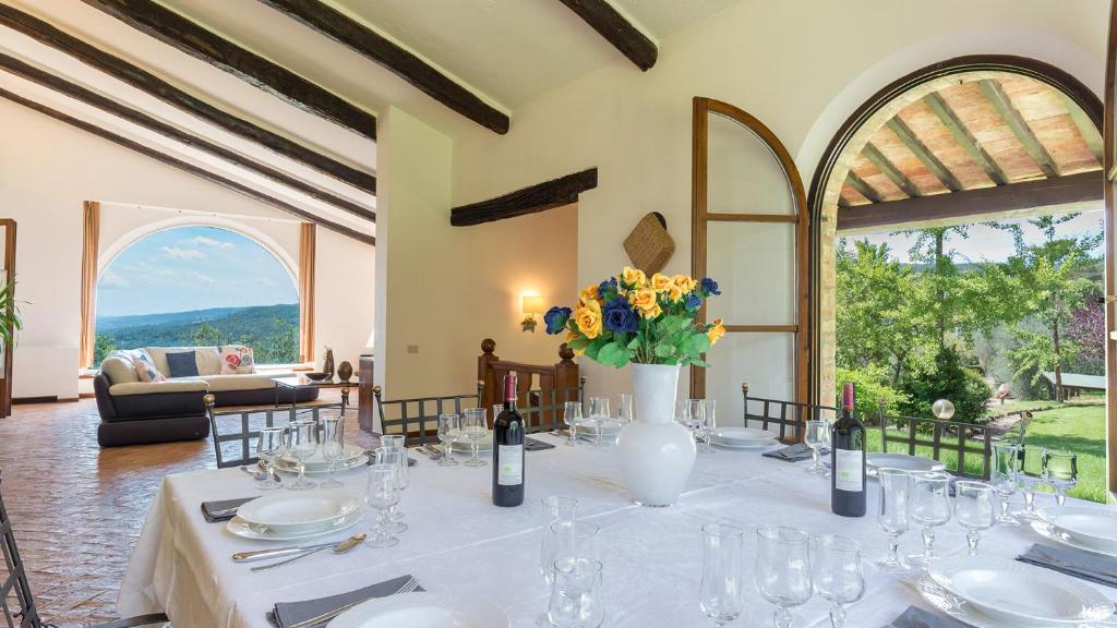 Restauracja lub miejsce do jedzenia w obiekcie L'ALCOVA 8&2, Emma Villas
