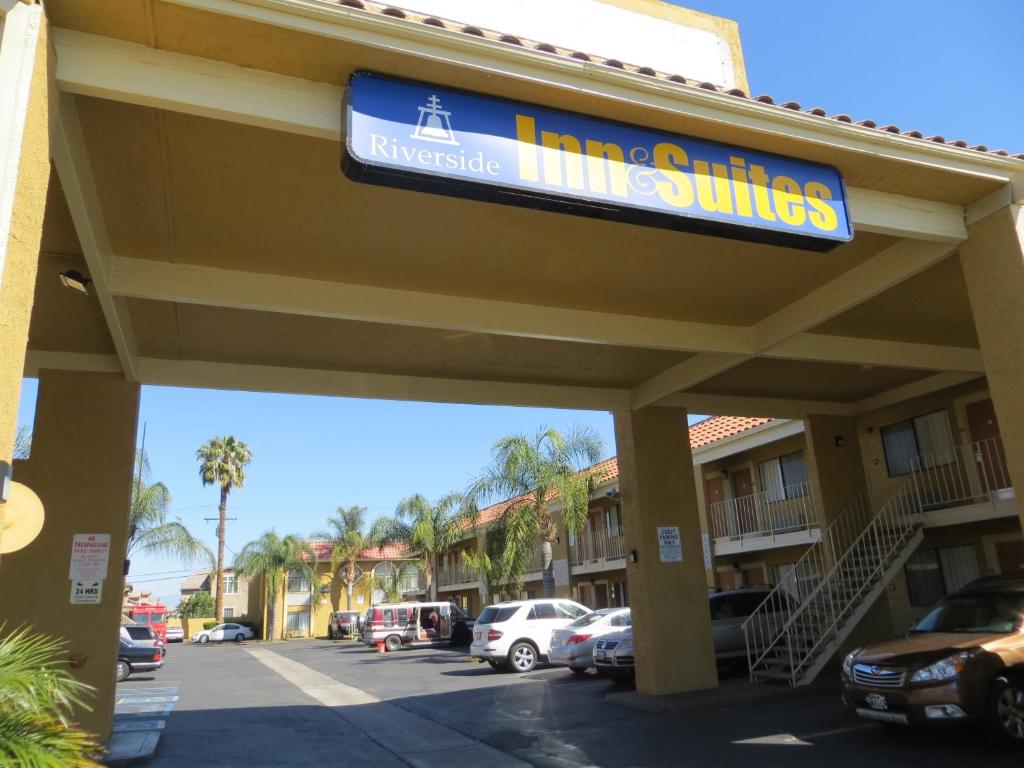 ein Schild für einen Parkplatz an einem Hotel in der Unterkunft Riverside Inn & Suites in Riverside