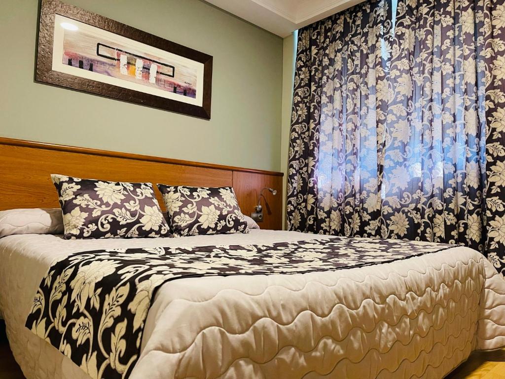 1 dormitorio con cama y ventana grande en Hotel Cies, en Calvarrasa de Abajo