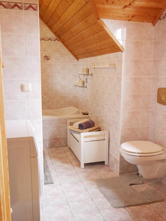 A bathroom at Ferienwohnung Sonnenuntergang
