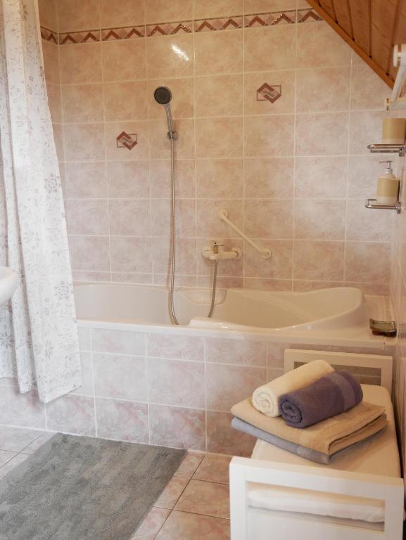 A bathroom at Ferienwohnung Sonnenuntergang