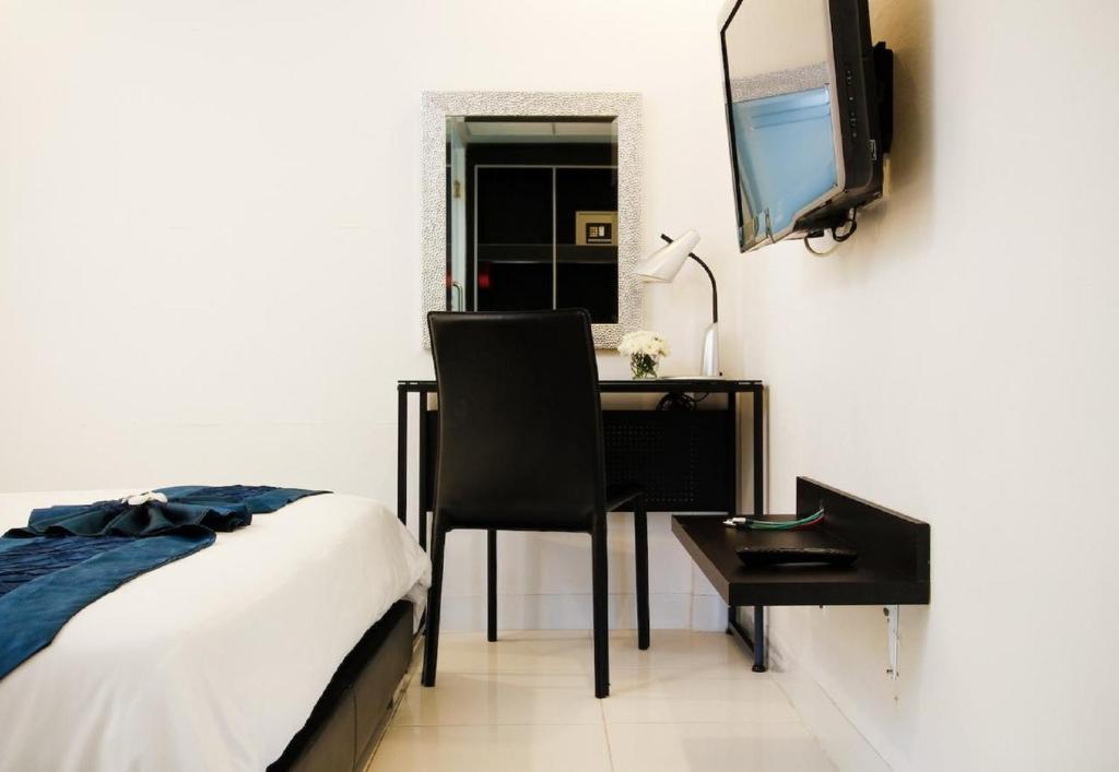 TV a/nebo společenská místnost v ubytování The Yorkshire Hotel - SHA Certified