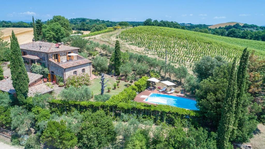 eine Luftansicht eines Hauses in einem Weinberg mit einem Pool in der Unterkunft PODERINO 6, Emma Villas in Trequanda