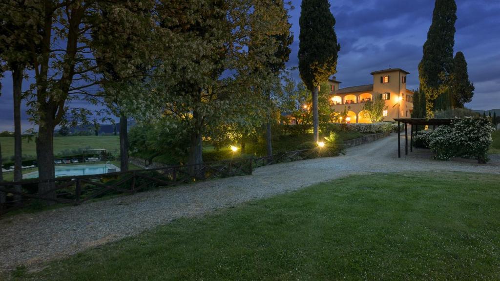 ein Haus in der Nacht mit Garten und Park in der Unterkunft Poggerello 18, Emma Villas in Laterina